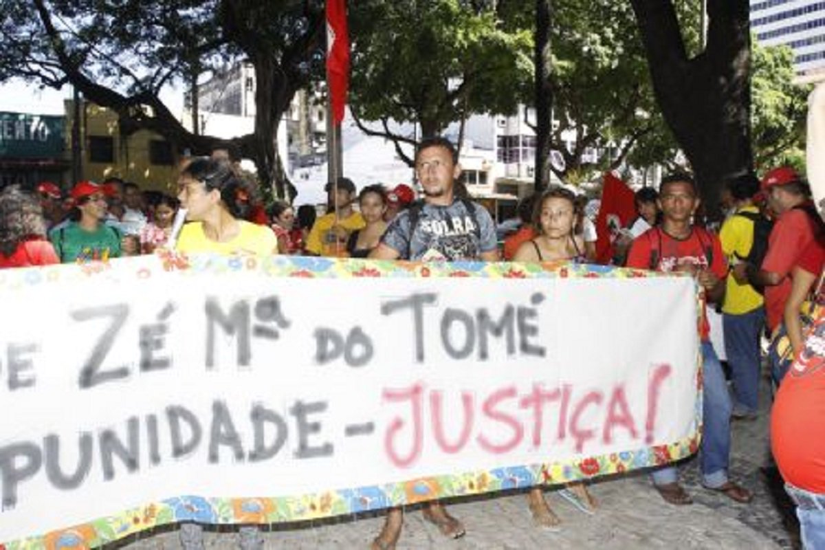 O ativista ambiental e líder comunitário José Maria Filho (Zé Maria de Tomé), de Limoeiro do Norte, foi assassinado com 25 tiros, em 2010. A denúncia do Ministério Público do Ceará afirma que o crime teria sido cometido pelo empresário João Teixeira Júnior e por José Aldair Gomes Costa e Francisco Marcos Lima. Em 2015, os acusados foram sentenciados a júri popular e recorreram da decisão. O relator desembargador Francisco Martônio Pontes de Vasconcelos, acatou o recurso, mas o desembargador Haroldo Correia de Oliveira Máximo pediu vistas e o julgamento foi suspenso (Foto: Fatima 247) O ativista ambiental e líder comunitário José Maria Filho (Zé Maria de Tomé), de Limoeiro do Norte, foi assassinado com 25 tiros, em 2010. A denúncia do Ministério Público do Ceará afirma que o crime teria sido cometido pelo empresário João Teixeira Júnior e por José Aldair Gomes Costa e Francisco Marcos Lima. Em 2015, os acusados foram sentenciados a júri popular e recorreram da decisão. O relator desembargador Francisco Martônio Pontes de Vasconcelos, acatou o recurso, mas o desembargador Haroldo Correia de Oliveira Máximo pediu vistas e o julgamento foi suspenso