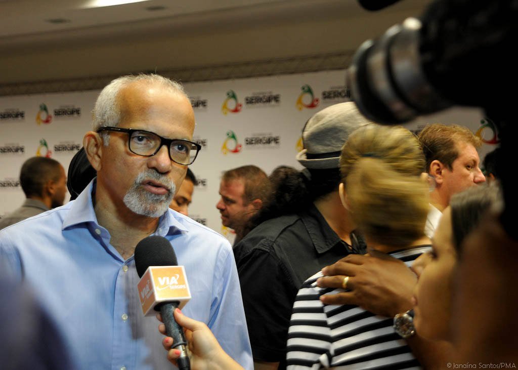 O prefeito de Aracaju, Edvaldo Nogueira, rebateu nesta terça-feira 14, nas redes sociais, as especulações em torno de uma suposta candidatura a governador nas próximas eleições; ele afirmou que sua "única e exclusiva preocupação é os problemas que temos que enfrentar para reconstruirmos nossa cidade"; sobre a eleição de 2022, ele reforçou que "qualquer especulação é verdadeira miragem" (Foto: Gisele Federicce) O prefeito de Aracaju, Edvaldo Nogueira, rebateu nesta terça-feira 14, nas redes sociais, as especulações em torno de uma suposta candidatura a governador nas próximas eleições; ele afirmou que sua "única e exclusiva preocupação é os problemas que temos que enfrentar para reconstruirmos nossa cidade"; sobre a eleição de 2022, ele reforçou que "qualquer especulação é verdadeira miragem"