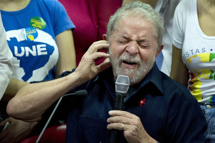 Embora os principais jornais do País tenham decidido omitir de seus leitores o fato político da semana, que foi a disparada do ex-presidente Luiz Inácio Lula da Silva na pesquisa CNT/MDA, o bloqueio foi furado pelo colunista Elio Gaspari; mais do que viva, a "jararaca engordou", diz ele, referindo-se ao apelido que Lula se deu no dia em que foi alvo de condução coercitiva; "A jararaca engordou e dificilmente o risco Lula será liquidado pela Lava Jato. Primeiro porque não será fácil torná-lo inelegível, com uma condenação de segunda instância, antes do pleito do ano que vem. Mesmo que isso aconteça, Lula poderá tirar um poste da manga", diz ele; "A jararaca está viva, engordou e arma o bote" (Foto: Leonardo Attuch) Embora os principais jornais do País tenham decidido omitir de seus leitores o fato político da semana, que foi a disparada do ex-presidente Luiz Inácio Lula da Silva na pesquisa CNT/MDA, o bloqueio foi furado pelo colunista Elio Gaspari; mais do que viva, a "jararaca engordou", diz ele, referindo-se ao apelido que Lula se deu no dia em que foi alvo de condução coercitiva; "A jararaca engordou e dificilmente o risco Lula será liquidado pela Lava Jato. Primeiro porque não será fácil torná-lo inelegível, com uma condenação de segunda instância, antes do pleito do ano que vem. Mesmo que isso aconteça, Lula poderá tirar um poste da manga", diz ele; "A jararaca está viva, engordou e arma o bote"