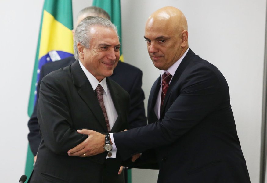 Por meio do porta-voz, Alexandre Parola, Michel Temer comemorou a aprovação de sua indicação para o Supremo Tribunal Federal; acusado de receber propina de R$ 10 milhões da Odebrecht, Temer disse que o novo ministro do STF, que será o revisor da Lava Jato, cumprirá a função com imparcialidade e independência; "O presidente reitera sua convicção de que Alexandre de Moraes prestará contribuição relevante à realização da Justiça no Brasil durante seu mandato, pautado sempre pela mesma independência, imparcialidade e apego resoluto às disposições da nossa Constituição Federal que sempre caracterizaram sua trajetória pessoal", disse o porta-voz (Foto: Aquiles Lins) Por meio do porta-voz, Alexandre Parola, Michel Temer comemorou a aprovação de sua indicação para o Supremo Tribunal Federal; acusado de receber propina de R$ 10 milhões da Odebrecht, Temer disse que o novo ministro do STF, que será o revisor da Lava Jato, cumprirá a função com imparcialidade e independência; "O presidente reitera sua convicção de que Alexandre de Moraes prestará contribuição relevante à realização da Justiça no Brasil durante seu mandato, pautado sempre pela mesma independência, imparcialidade e apego resoluto às disposições da nossa Constituição Federal que sempre caracterizaram sua trajetória pessoal", disse o porta-voz