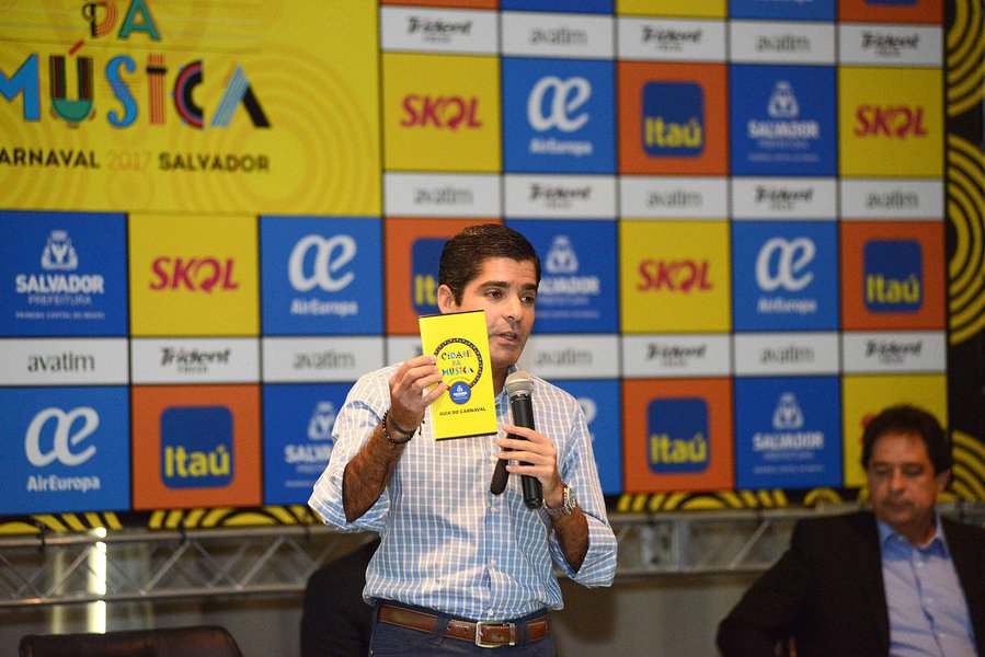 O prefeito ACM Neto (DEM) apresentou ontem (16) o guia impresso do carnaval de Salvador, no qual estão detalhadas informações sobre blocos, locais e horários dos circuitos oficiais e alternativos da folia; segundo o prefeito, nos dias de folia serão mais de 700 horas de música, com mais de 12 mil músicos envolvidos; o investimento total gira em torno de R$ 50 milhões, dos quais R$ 30 milhões são de patrocinadores; "Neste ano conseguimos o maior número de patrocínios, com três grandes patrocinadores e outros com ações específicas. Isso mostra que a festa está valorizada, porque o patrocinador ajuda a pagar a festa, o que nos permite investir em serviços públicos nos outros dias do ano", disse ACM Neto (Foto: Romulo Faro) O prefeito ACM Neto (DEM) apresentou ontem (16) o guia impresso do carnaval de Salvador, no qual estão detalhadas informações sobre blocos, locais e horários dos circuitos oficiais e alternativos da folia; segundo o prefeito, nos dias de folia serão mais de 700 horas de música, com mais de 12 mil músicos envolvidos; o investimento total gira em torno de R$ 50 milhões, dos quais R$ 30 milhões são de patrocinadores; "Neste ano conseguimos o maior número de patrocínios, com três grandes patrocinadores e outros com ações específicas. Isso mostra que a festa está valorizada, porque o patrocinador ajuda a pagar a festa, o que nos permite investir em serviços públicos nos outros dias do ano", disse ACM Neto