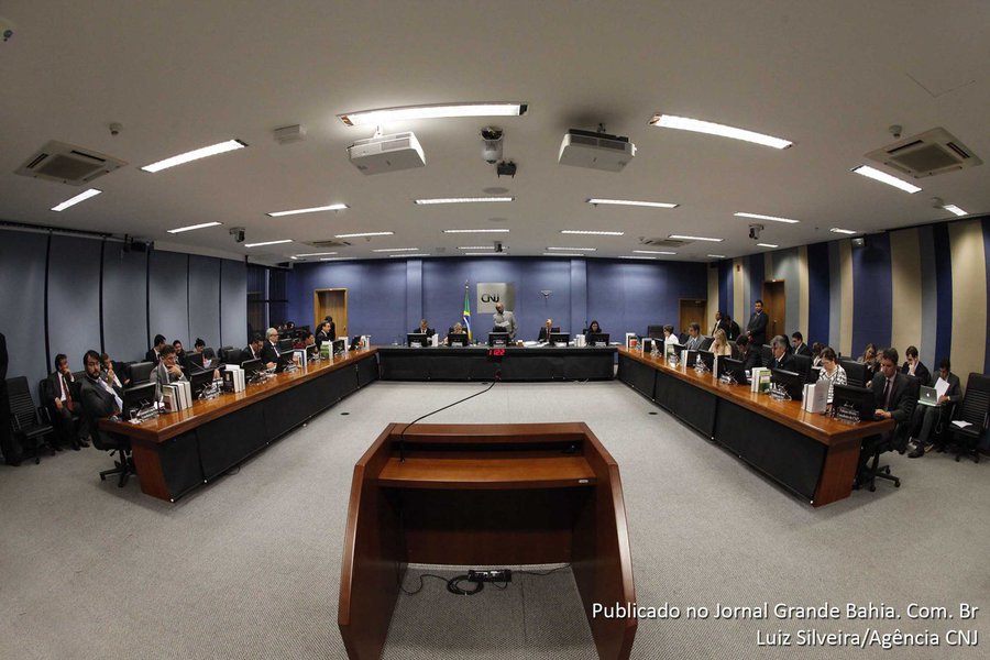 O Plenário do Conselho Nacional de Justiça (CNJ) determinou que o Tribunal de Justiça de Alagoas (TJAL) apure se houve má fé por parte de magistrados que receberam indevidamente valores pagos pela corte alagoana; inspeção do CNJ descobriu que alguns magistrados receberam para ocupar o mesmo cargo, na mesma época; decisão do CNJ também determina que o tribunal deverá abrir novos processos para ouvir os juízes e esclarecer dúvidas sobre o recebimento desses valores; se confirmada a irregularidade, eles poderão ser obrigados a devolver os valores (Foto: Voney Malta) O Plenário do Conselho Nacional de Justiça (CNJ) determinou que o Tribunal de Justiça de Alagoas (TJAL) apure se houve má fé por parte de magistrados que receberam indevidamente valores pagos pela corte alagoana; inspeção do CNJ descobriu que alguns magistrados receberam para ocupar o mesmo cargo, na mesma época; decisão do CNJ também determina que o tribunal deverá abrir novos processos para ouvir os juízes e esclarecer dúvidas sobre o recebimento desses valores; se confirmada a irregularidade, eles poderão ser obrigados a devolver os valores