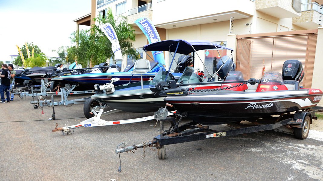As riquezas do Lago de Palmas e a logística da cidade têm proporcionado o crescimento do turismo da pesca esportiva, chegando a movimentar cerca de R$ 1 milhão por ano; a atividade recebe turistas pescadores de todo o Brasil e até de outros países quem vem à Capital em busca do Tucunaré Azul; os dados foram apresentados durante o Encontro de Caiaqueiros realizado no último sábado (18) na orla da Praia da Graciosa, quando reuniu guias pesqueiros do Tocantins, canoeiros, pescadores esportivos, motoclubes e jeepclubes. (Foto: Leonardo Lucena) As riquezas do Lago de Palmas e a logística da cidade têm proporcionado o crescimento do turismo da pesca esportiva, chegando a movimentar cerca de R$ 1 milhão por ano; a atividade recebe turistas pescadores de todo o Brasil e até de outros países quem vem à Capital em busca do Tucunaré Azul; os dados foram apresentados durante o Encontro de Caiaqueiros realizado no último sábado (18) na orla da Praia da Graciosa, quando reuniu guias pesqueiros do Tocantins, canoeiros, pescadores esportivos, motoclubes e jeepclubes.
