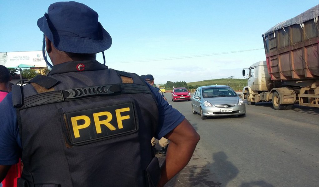 A Polícia Rodoviária Federal registrou nove acidentes nas BRs-101 e 235, em Sergipe; apesar das ocorrências, não houve mortes; já o Instituto Médico Legal (IML) recebeu 22 corpos, dos quais 12 são do sexo masculino e foram vítimas de disparos de arma de fogo; números foram contabilizados de sexta-feira (24) até a madrugada desta segunda-feira (27) (Foto: Voney Malta) A Polícia Rodoviária Federal registrou nove acidentes nas BRs-101 e 235, em Sergipe; apesar das ocorrências, não houve mortes; já o Instituto Médico Legal (IML) recebeu 22 corpos, dos quais 12 são do sexo masculino e foram vítimas de disparos de arma de fogo; números foram contabilizados de sexta-feira (24) até a madrugada desta segunda-feira (27)