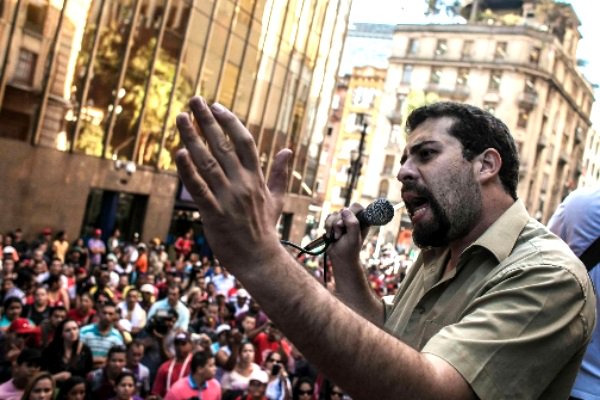 Enquanto a suruba rola solta em Brasília, cá embaixo, onde está o povo, a resistência cresce a cada dia mais contra a ditadura Temer, cada vez mais nebulosa. São Paulo, 15 de fevereiro de 2017 - 30 mil pessoas em marcha, liderada pelo MTST, ocupam a Avenida Paulista; Recife, 21 de fevereiro de 2017 - MTST ocupa a Companhia Estadual de Habitação e Obras. A luta não é de um homem ou de uma mulher, não é algo individual, de vaidades. A luta é coletiva, pertence a todas as gerações. Afinal, quem não pode com a formiga, não atiça o formigueiro (Foto: Paulinho Oliveira) Enquanto a suruba rola solta em Brasília, cá embaixo, onde está o povo, a resistência cresce a cada dia mais contra a ditadura Temer, cada vez mais nebulosa. São Paulo, 15 de fevereiro de 2017 - 30 mil pessoas em marcha, liderada pelo MTST, ocupam a Avenida Paulista; Recife, 21 de fevereiro de 2017 - MTST ocupa a Companhia Estadual de Habitação e Obras. A luta não é de um homem ou de uma mulher, não é algo individual, de vaidades. A luta é coletiva, pertence a todas as gerações. Afinal, quem não pode com a formiga, não atiça o formigueiro