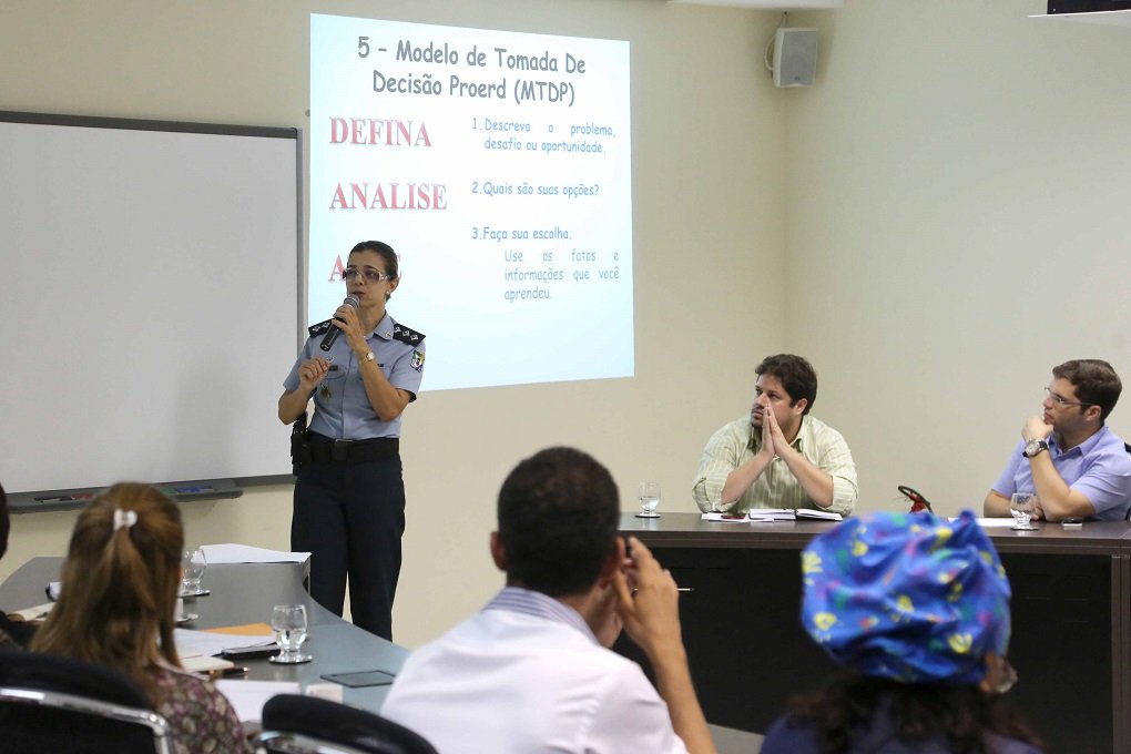 As discussões com relação ao desenvolvimento de ações no programa ‘Comunidade Segura’, iniciativa que prevê, através da integração de secretarias estaduais e prefeituras municipais, ações de prevenção à violência e de fortalecimento da cidadania, seguiram na quarta-feira, 22; na ocasião, pastas como a da Educação, Saúde e Segurança Pública apresentaram projetos já em execução, tanto em Aracaju, quanto em outras cidades, e propostas a serem implementadas no decorrer do programa; esta é a segunda reunião que envolve o Governo do Estado e a Prefeitura de Aracaju, primeiro município atingido pela iniciativa (Foto: José Barbacena) As discussões com relação ao desenvolvimento de ações no programa ‘Comunidade Segura’, iniciativa que prevê, através da integração de secretarias estaduais e prefeituras municipais, ações de prevenção à violência e de fortalecimento da cidadania, seguiram na quarta-feira, 22; na ocasião, pastas como a da Educação, Saúde e Segurança Pública apresentaram projetos já em execução, tanto em Aracaju, quanto em outras cidades, e propostas a serem implementadas no decorrer do programa; esta é a segunda reunião que envolve o Governo do Estado e a Prefeitura de Aracaju, primeiro município atingido pela iniciativa
