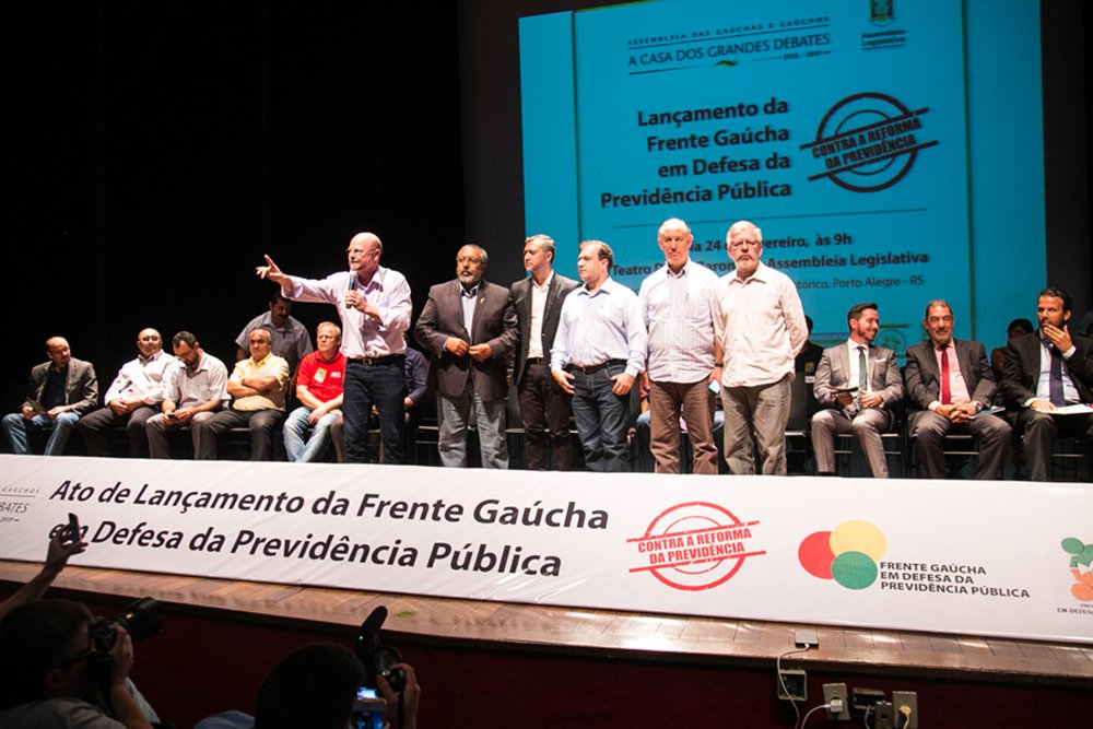24/02/2017 - PORTO ALEGRE, RS - Lançamento da Frente Gaúcha em Defesa da Previdência Pública, no Teatro Dante Barone. Foto: Maia Rubim/Sul21 (Foto: Leonardo Lucena) 24/02/2017 - PORTO ALEGRE, RS - Lançamento da Frente Gaúcha em Defesa da Previdência Pública, no Teatro Dante Barone. Foto: Maia Rubim/Sul21
