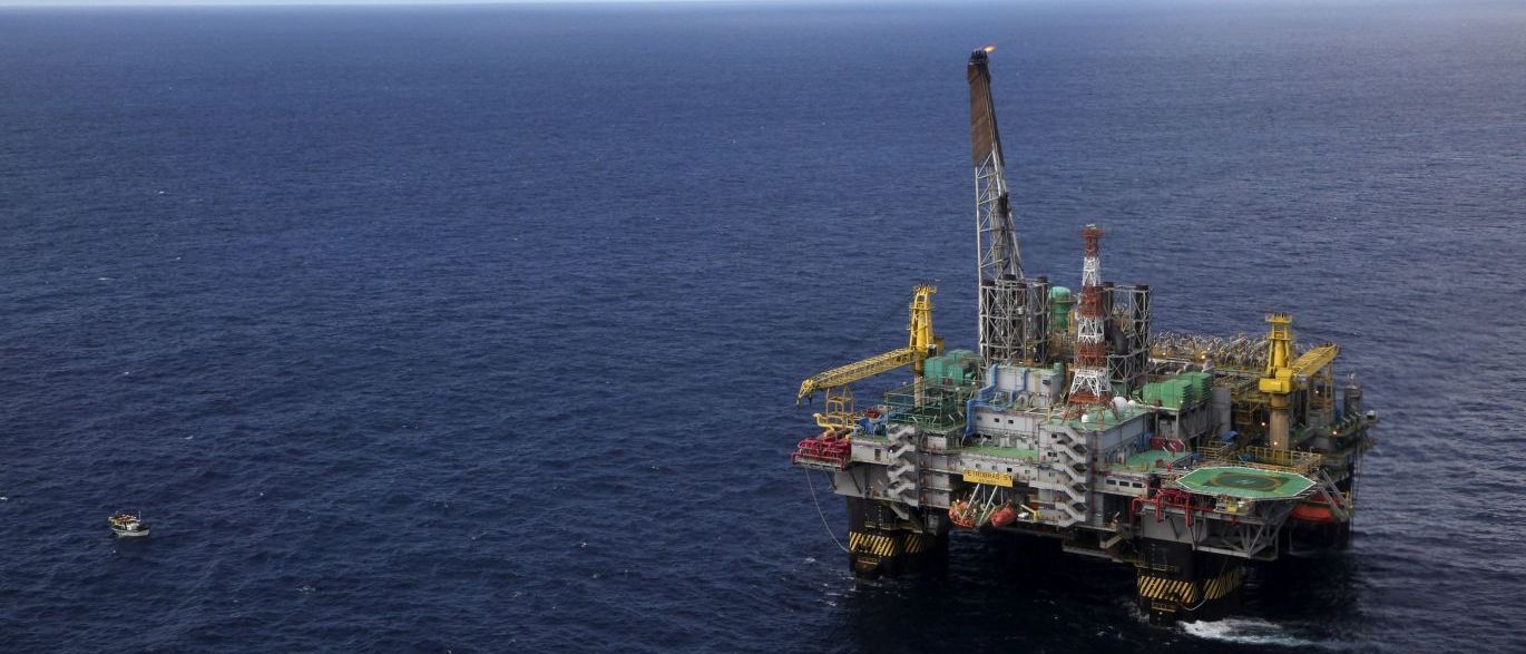 A Federação Única dos Petroleiros (FUP) entrou com uma ação civil pública na Justiça Federal no Rio de Janeiro contra a venda, pela Petrobras, de sua participação de 66% no bloco BM-S-8, na Bacia de Santos, para a norueguesa Statoil; o negócio, que envolve a promissora descoberta de Carcará, foi fechado por US$ 2,5 bilhões (Foto: Gisele Federicce) A Federação Única dos Petroleiros (FUP) entrou com uma ação civil pública na Justiça Federal no Rio de Janeiro contra a venda, pela Petrobras, de sua participação de 66% no bloco BM-S-8, na Bacia de Santos, para a norueguesa Statoil; o negócio, que envolve a promissora descoberta de Carcará, foi fechado por US$ 2,5 bilhões