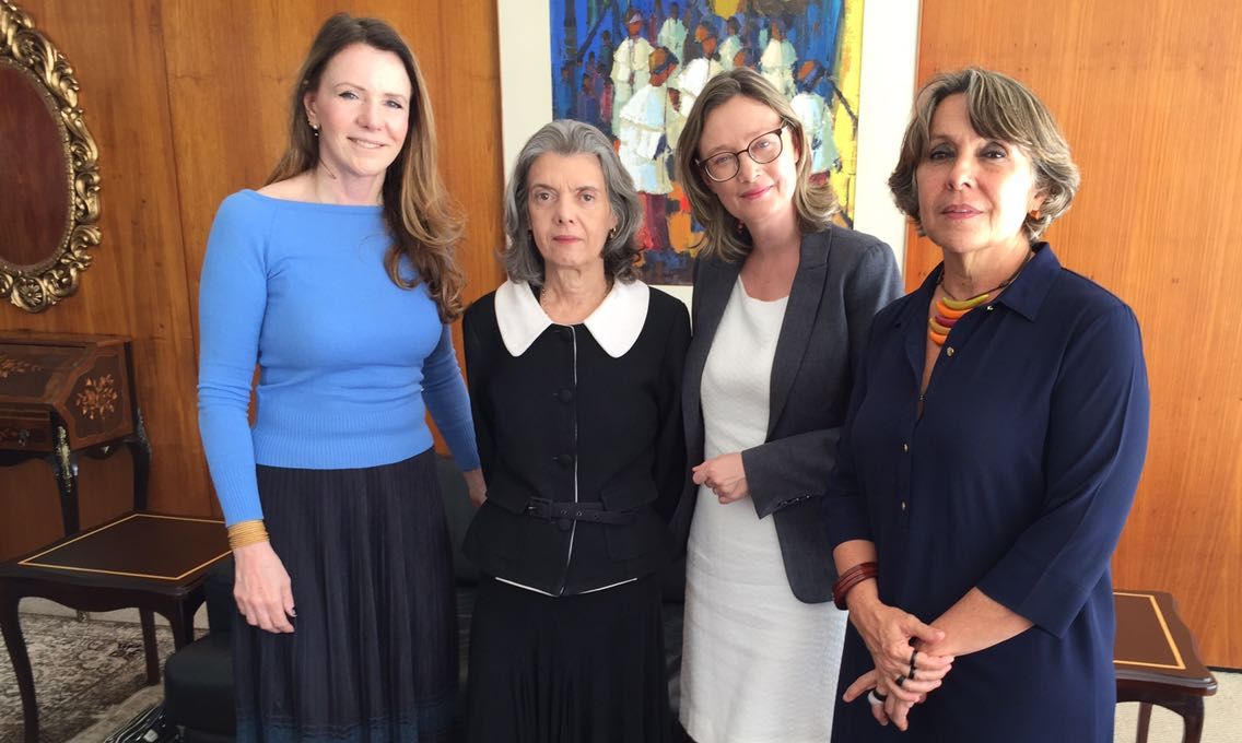 A deputada federal Maria do Rosário (PT-RS) pediu nesta quarta-feira (15) apoio à presidente do STF, ministra Cármen Lúcia, para a realização de um mutirão nacional que agilize a adoção de crianças e adolescentes abrigadas; a deputada lembra que em muitos casos a Lei da Adoção, que prevê um tempo máximo de dois anos de abrigagem, não é cumprida; também participaram da audiência a senadora Vanessa Grazziotin (PCdoB-AM) e a deputada federal Érica Kokay (PT-DF) (Foto: Gisele Federicce) A deputada federal Maria do Rosário (PT-RS) pediu nesta quarta-feira (15) apoio à presidente do STF, ministra Cármen Lúcia, para a realização de um mutirão nacional que agilize a adoção de crianças e adolescentes abrigadas; a deputada lembra que em muitos casos a Lei da Adoção, que prevê um tempo máximo de dois anos de abrigagem, não é cumprida; também participaram da audiência a senadora Vanessa Grazziotin (PCdoB-AM) e a deputada federal Érica Kokay (PT-DF)