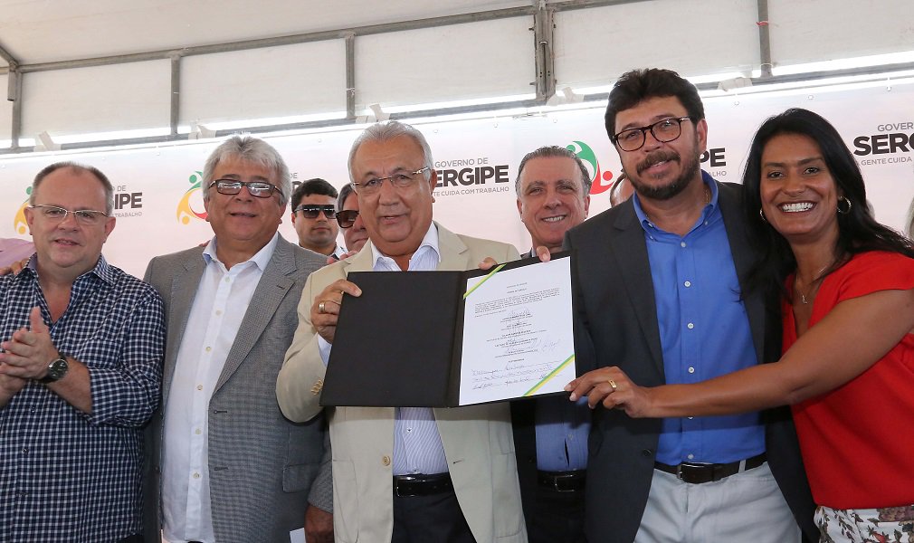 O governador Jackson Barreto escreve um novo capítulo na história do tratamento oncológico em Sergipe com a assinatura de ordem de serviço para construção do Hospital do Câncer Governador Marcelo Déda Chagas; investimento de R$ 59.699.504,74 proporcionará que usuários do Sistema Único de Saúde (SUS) tenham acesso a tratamento ampliado, com recursos tecnológicos mais modernos, e atendimento mais humanizado; no total, são mais de R$ 126 milhões investidos no projeto, terraplanagem, prédio e equipamentos (Foto: José Barbacena) O governador Jackson Barreto escreve um novo capítulo na história do tratamento oncológico em Sergipe com a assinatura de ordem de serviço para construção do Hospital do Câncer Governador Marcelo Déda Chagas; investimento de R$ 59.699.504,74 proporcionará que usuários do Sistema Único de Saúde (SUS) tenham acesso a tratamento ampliado, com recursos tecnológicos mais modernos, e atendimento mais humanizado; no total, são mais de R$ 126 milhões investidos no projeto, terraplanagem, prédio e equipamentos