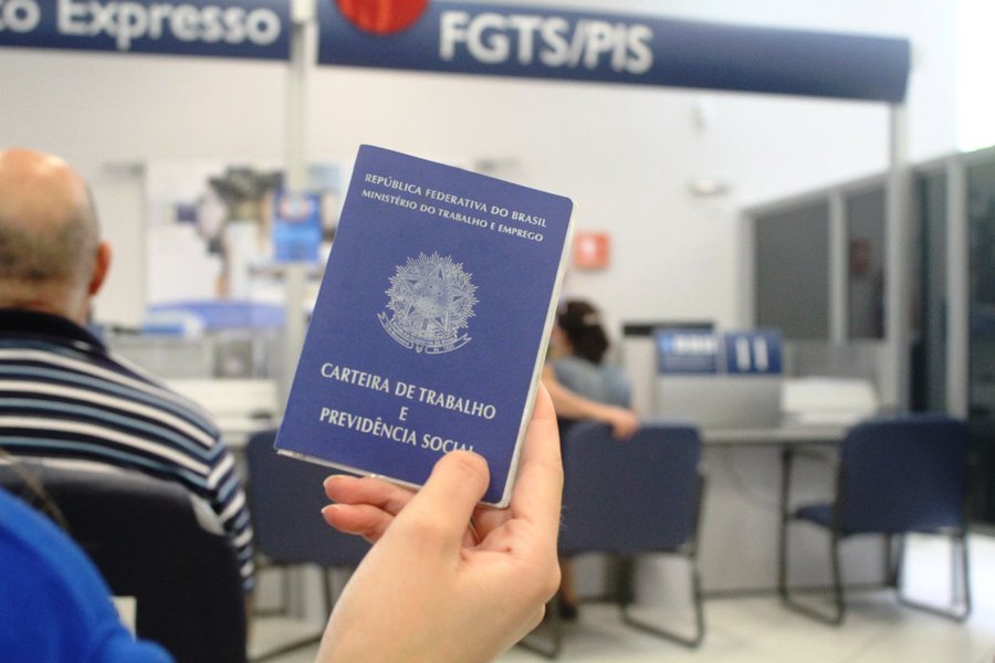 Depois de registrar 356 mil pessoas para tirar dúvidas sobre o saque de contas inativas do Fundo de Garantia do Tempo de Serviço (FGTS) ontem (18) em todo o país, as agências da Caixa Econômica Federal voltam abrir suas portas novamente em um sábado no dia 14 de março; conforme calendário, as agências do banco abrirão em todo o país das 9h às 15h durante quatro sábados, sendo um por mês. Depois de dia 14 de março, as próximas datas serão 13 de maio, 17 de junho e 15 de julho (Foto: Romulo Faro) Depois de registrar 356 mil pessoas para tirar dúvidas sobre o saque de contas inativas do Fundo de Garantia do Tempo de Serviço (FGTS) ontem (18) em todo o país, as agências da Caixa Econômica Federal voltam abrir suas portas novamente em um sábado no dia 14 de março; conforme calendário, as agências do banco abrirão em todo o país das 9h às 15h durante quatro sábados, sendo um por mês. Depois de dia 14 de março, as próximas datas serão 13 de maio, 17 de junho e 15 de julho
