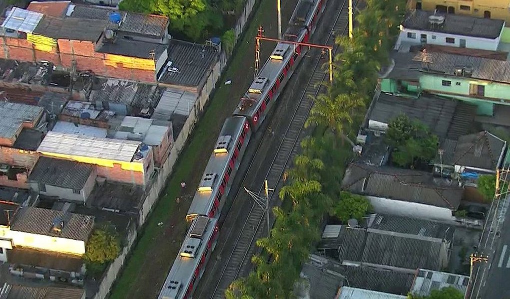 Descarrilamento de um trem da Companhia Paulista de Trens Metropolitanos (CPTM) na linha 12- Safira interrompe a operação em seis estações, entre Calmon Viana e Itaim Paulista, na zona leste de São Paulo; trem que descarrilou às 4h estava sem passageiros; ninguém ficou ferido (Foto: Aquiles Lins) Descarrilamento de um trem da Companhia Paulista de Trens Metropolitanos (CPTM) na linha 12- Safira interrompe a operação em seis estações, entre Calmon Viana e Itaim Paulista, na zona leste de São Paulo; trem que descarrilou às 4h estava sem passageiros; ninguém ficou ferido