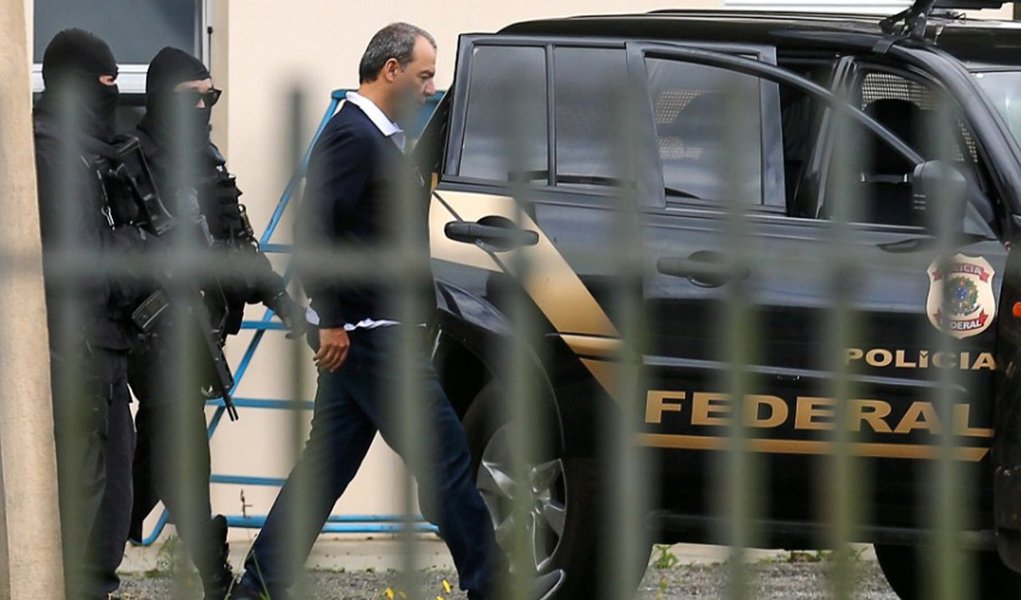 O TRF 2 negou habeas corpus (HC) pedidos pelos advogados do vice-presidente do Flamengo, Flávio Godinho, e de Thiago de Aragão, que também é advogado; ambos são réus com prisão preventiva decretada, em janeiro, no âmbito da Operação Eficiência; segundo o MPF, devem ser mantidas para a garantia da ordem pública e da instrução do processo criminal e que impediria “a reiteração de crimes econômicos e atos na tentativa de impedir, embaraçar ou ocultar outros crimes”; a operação apura esquema usado para ocultar mais de R$ 340 milhões enviados ao exterior em um esquema liderado pelo ex-governador Sérgio Cabral (PMDB), que está preso (Foto: Leonardo Lucena) O TRF 2 negou habeas corpus (HC) pedidos pelos advogados do vice-presidente do Flamengo, Flávio Godinho, e de Thiago de Aragão, que também é advogado; ambos são réus com prisão preventiva decretada, em janeiro, no âmbito da Operação Eficiência; segundo o MPF, devem ser mantidas para a garantia da ordem pública e da instrução do processo criminal e que impediria “a reiteração de crimes econômicos e atos na tentativa de impedir, embaraçar ou ocultar outros crimes”; a operação apura esquema usado para ocultar mais de R$ 340 milhões enviados ao exterior em um esquema liderado pelo ex-governador Sérgio Cabral (PMDB), que está preso