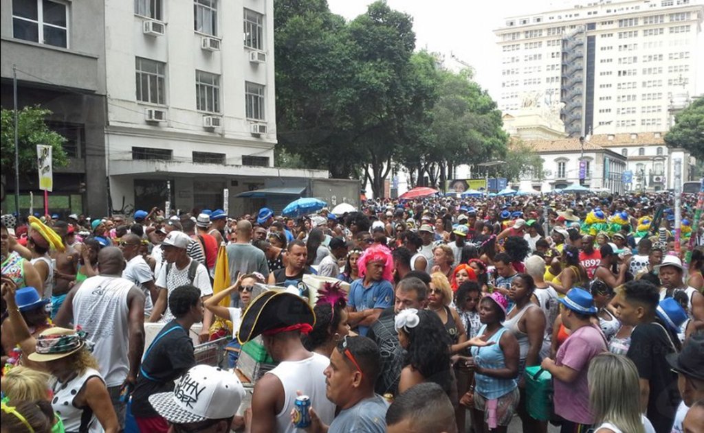 Fundado em 1918, o maior bloco carnavalesco do Rio de Janeiro, o Cordão da Bola Preta, começou o desfile com sua Marcha do Cordão da Bola Preta, que começa com os versos Quem não chora não mama! Segura meu bem, a chupeta; “O Bola Preta é apegado à tradição. É o nosso carnaval número 99 e nos mantemos fiéis à tradição do carnaval”, disse o presidente do bloco, Pedro Ernesto (Foto: Leonardo Lucena) Fundado em 1918, o maior bloco carnavalesco do Rio de Janeiro, o Cordão da Bola Preta, começou o desfile com sua Marcha do Cordão da Bola Preta, que começa com os versos Quem não chora não mama! Segura meu bem, a chupeta; “O Bola Preta é apegado à tradição. É o nosso carnaval número 99 e nos mantemos fiéis à tradição do carnaval”, disse o presidente do bloco, Pedro Ernesto