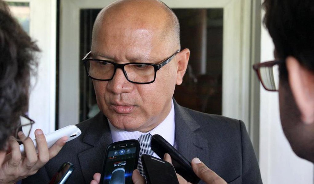 O governo estadual pretende antecipar para maio a concessão da segunda parcela do reajuste de 7,64% dos professores, prevista para ser incorporada aos salários da categoria somente em junho; o secretário de Estado da Administração, Franzé Silva, ressalta que essa possibilidade foi inclusive colocada na mesa de negociação; "Quando nós chamamos o Sinte para anunciar a decisão do governo" (Foto: Leonardo Lucena) O governo estadual pretende antecipar para maio a concessão da segunda parcela do reajuste de 7,64% dos professores, prevista para ser incorporada aos salários da categoria somente em junho; o secretário de Estado da Administração, Franzé Silva, ressalta que essa possibilidade foi inclusive colocada na mesa de negociação; "Quando nós chamamos o Sinte para anunciar a decisão do governo"