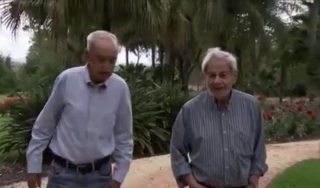 "Ministro da Cultura, Roberto Freire, em lugar de absorver, civilizado, as críticas do escritor Raduan Nassar ao governo de Temer, e responder com espírito (que não tem) e inteligência (que lhe falta) resolveu partir para o 'coice' na entrega do Prêmio Camões ao romancista, sugerindo que ele devolvesse a premiação que, em parte, é subvencionada pelo Estado brasileiro e por Portugal", diz Fernando Brito, do Tijolaço; "Revela não apenas sua estupidez, ao não separar o que é o poder público e seu dever de incentivar a cultura – afinal, ele não tem ligações com ela, mas com a política, apenas – como a sua absoluta ignorância sobre quem é o consagrado autor de Lavoura Arcaica" (Foto: Aquiles Lins) www.brasil247.com - "Ministro da Cultura, Roberto Freire, em lugar de absorver, civilizado, as críticas do escritor Raduan Nassar ao governo de Temer, e responder com espírito (que não tem) e inteligência (que lhe falta) resolveu partir para o 'coice' na entrega do Prêmio Camões ao romancista, sugerindo que ele devolvesse a premiação que, em parte, é subvencionada pelo Estado brasileiro e por Portugal", diz Fernando Brito, do Tijolaço; "Revela não apenas sua estupidez, ao não separar o que é o poder público e seu dever de incentivar a cultura – afinal, ele não tem ligações com ela, mas com a política, apenas – como a sua absoluta ignorância sobre quem é o consagrado autor de Lavoura Arcaica"