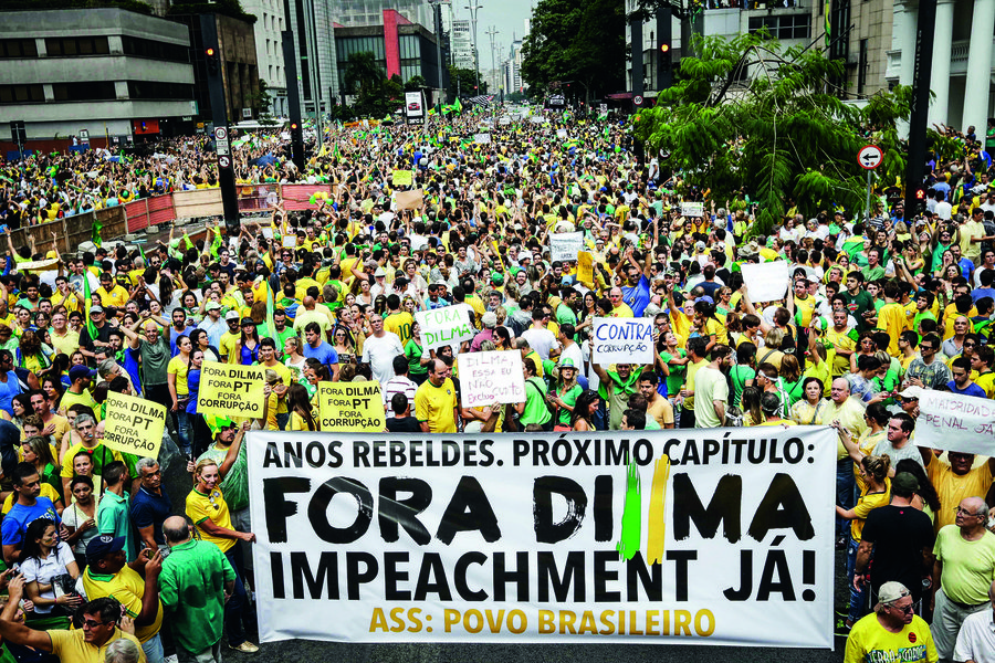 Uma leitora enviou à Folha de S.Paulo uma carta em que diz "começar a acreditar que o PMDB deu mesmo um golpe", diante das últimas decisões de Michel Temer, de indicar Alexandre de Moraes para o STF e Moreira Franco para um ministério; "Ninguém vai reagir? A gente não foi às ruas por um Brasil sem bandalheiras? Vamos para a rua!", esbraveja a leitora (Foto: Gisele Federicce) Uma leitora enviou à Folha de S.Paulo uma carta em que diz "começar a acreditar que o PMDB deu mesmo um golpe", diante das últimas decisões de Michel Temer, de indicar Alexandre de Moraes para o STF e Moreira Franco para um ministério; "Ninguém vai reagir? A gente não foi às ruas por um Brasil sem bandalheiras? Vamos para a rua!", esbraveja a leitora