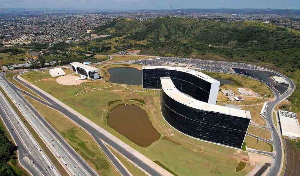 O governo de Minas conseguiu repassar, em 2016, apenas 64% dos R$ 814,6 milhões previstos para pagamento das dívidas com precatórios; para tentar equilibrar as contas, o estado pretende desembolsar R$ 924,2 milhões em 2017 e acredita ser possível pagar um valor 75% superior ao que conseguiu no ano passado; em 2016, o executivo repassou ao TJ-MG cerca de R$ 527,6 milhões para quitação de precatórios - R$ 287 milhões pendentes foram incluídos no plano de pagamentos apresentado pelo Estado para 2017 (Foto: Leonardo Lucena) O governo de Minas conseguiu repassar, em 2016, apenas 64% dos R$ 814,6 milhões previstos para pagamento das dívidas com precatórios; para tentar equilibrar as contas, o estado pretende desembolsar R$ 924,2 milhões em 2017 e acredita ser possível pagar um valor 75% superior ao que conseguiu no ano passado; em 2016, o executivo repassou ao TJ-MG cerca de R$ 527,6 milhões para quitação de precatórios - R$ 287 milhões pendentes foram incluídos no plano de pagamentos apresentado pelo Estado para 2017