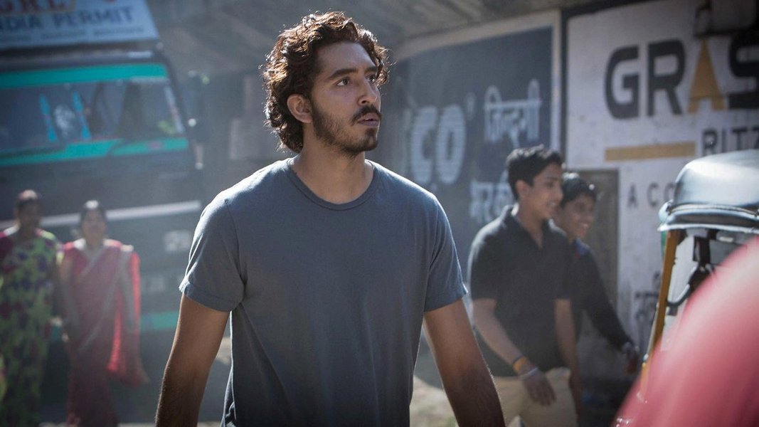 Uma boa dose de fofura pós-colonial combinada com outra da pós-modernidade espacial do Google Earth dá o tom ao oscarizável "Lion: Uma jornada para casa", drama do australiano Garth Davis, baseado (como não?) numa história real de superação e vitória pessoal do indiano Saroo Brierley, interpretado por Sunny Pawar, quando criança, e Dev Patel (indicado ao Oscar de coadjuvante e premiado com o Bafta), quando adulto (Foto: Gisele Federicce) Uma boa dose de fofura pós-colonial combinada com outra da pós-modernidade espacial do Google Earth dá o tom ao oscarizável "Lion: Uma jornada para casa", drama do australiano Garth Davis, baseado (como não?) numa história real de superação e vitória pessoal do indiano Saroo Brierley, interpretado por Sunny Pawar, quando criança, e Dev Patel (indicado ao Oscar de coadjuvante e premiado com o Bafta), quando adulto