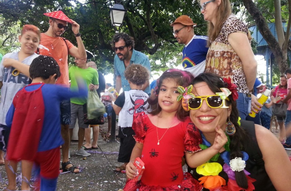 Praça histórica do centro de Fortaleza, o clima bucólico do Passeio Público foi tomado pelo colorido e pela alegria das crianças nesta terça-feira (28); o Bailinho de Carnaval atraiu diversas famílias que dançaram, cantaram e pularam; festa é parte da programação oficial do Ciclo Carnavalesco 2017 (Foto: Voney Malta) Praça histórica do centro de Fortaleza, o clima bucólico do Passeio Público foi tomado pelo colorido e pela alegria das crianças nesta terça-feira (28); o Bailinho de Carnaval atraiu diversas famílias que dançaram, cantaram e pularam; festa é parte da programação oficial do Ciclo Carnavalesco 2017