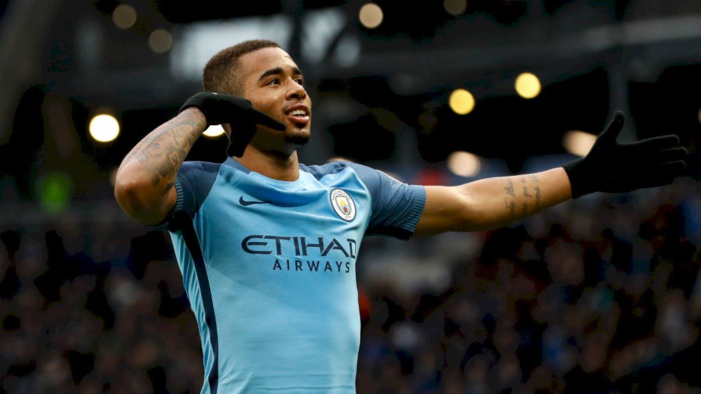 O ex-craque do Barcelona Ronaldinho Gaúcho acredita que o jovem Gabriel Jesus pode se tornar o melhor jogador do mundo. Ao jornal Mirror, o ex-jogador da seleção brasileira destaca a frieza e habilidade do atleta do Manchester do City, entendendo que Jesus pode ser o número 1 do mundo quando Messi e Cristiano Ronaldo saírem do topo; "Talvez, em um futuro, ele seja o melhor jogador do mundo. Ronaldo, Kaká, eu e, mais recentemente, o Neymar já jogavam em um nível elevado ainda jovens. O Gabriel está nessa categoria" (Foto: José Barbacena) O ex-craque do Barcelona Ronaldinho Gaúcho acredita que o jovem Gabriel Jesus pode se tornar o melhor jogador do mundo. Ao jornal Mirror, o ex-jogador da seleção brasileira destaca a frieza e habilidade do atleta do Manchester do City, entendendo que Jesus pode ser o número 1 do mundo quando Messi e Cristiano Ronaldo saírem do topo; "Talvez, em um futuro, ele seja o melhor jogador do mundo. Ronaldo, Kaká, eu e, mais recentemente, o Neymar já jogavam em um nível elevado ainda jovens. O Gabriel está nessa categoria"
