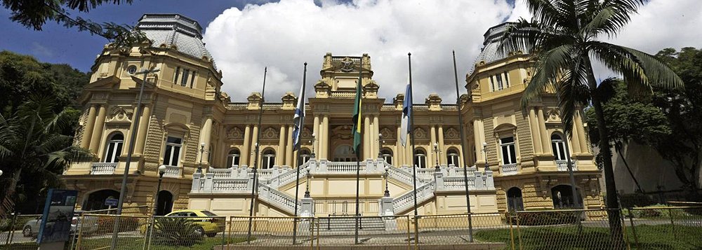 O governo do Rio de Janeiro deposita os salários integrais de janeiro dos servidores da educação, segurança e administração penitenciária, além dos bombeiros; no caso dos servidores da educação, será depositado o valor apenas para os ativos; para os demais setores, serão beneficiados também os aposentados e pensionistas; o valor líquido a ser depositado é R$ 920 milhões (Foto: Leonardo Lucena) O governo do Rio de Janeiro deposita os salários integrais de janeiro dos servidores da educação, segurança e administração penitenciária, além dos bombeiros; no caso dos servidores da educação, será depositado o valor apenas para os ativos; para os demais setores, serão beneficiados também os aposentados e pensionistas; o valor líquido a ser depositado é R$ 920 milhões