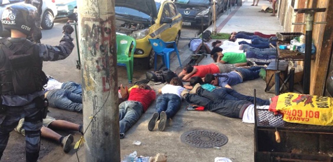 Um grupo de 17 estudantes universitários foi detido pela Polícia Militar durante protesto contra a privatização da Companhia Estadual de Águas e Esgoto (Cedae), no centro do Rio; policiais do Batalhão de Choque obrigaram os jovens a deitar na calçada, com o rosto virado para o chão (Foto: Leonardo Lucena) Um grupo de 17 estudantes universitários foi detido pela Polícia Militar durante protesto contra a privatização da Companhia Estadual de Águas e Esgoto (Cedae), no centro do Rio; policiais do Batalhão de Choque obrigaram os jovens a deitar na calçada, com o rosto virado para o chão