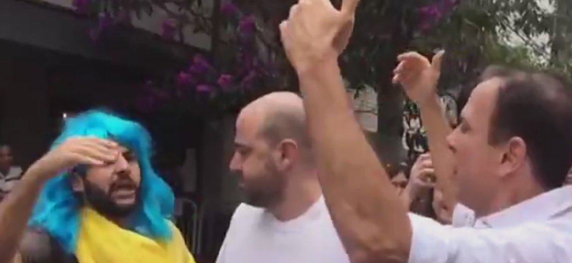 O prefeito de São Paulo, João Doria, foi hostilizado por foliões ao chegar ao bloco de carnaval Pasmadinho, no bairro de Pinheiros, Zona Oeste da capital paulista; ao se aproximar de um jovem que falava "Fora Doria", o prefeito ironizou afirmando “Viva o Lula, viva o José Dirceu, viva o PT, viva a corrupção"; o folião (foto) respondeu: "Não tem nada a ver o Lula. O problema é você", disse; Doria foi recebido aos gritos de "fora Doria", "viva o grafite", "prefeito cinza" e "viva o Haddad"; assista (Foto: Leonardo Lucena) O prefeito de São Paulo, João Doria, foi hostilizado por foliões ao chegar ao bloco de carnaval Pasmadinho, no bairro de Pinheiros, Zona Oeste da capital paulista; ao se aproximar de um jovem que falava "Fora Doria", o prefeito ironizou afirmando “Viva o Lula, viva o José Dirceu, viva o PT, viva a corrupção"; o folião (foto) respondeu: "Não tem nada a ver o Lula. O problema é você", disse; Doria foi recebido aos gritos de "fora Doria", "viva o grafite", "prefeito cinza" e "viva o Haddad"; assista
