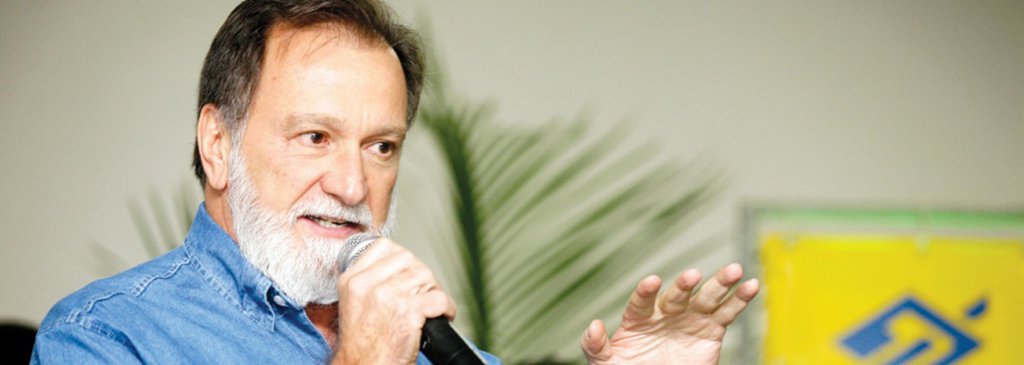 O PSDB também diz quer o passe de Osmar Dias para alavancar candidatura do governador do Paraná, Beto Richa, (PSDB), ao Senado; PDT e Dias começaram a se estranhar por causa da pré-candidatura de Ciro Gomes à Presidência da República; irmão de Osmar, o senador Alvaro Dias (PV) também se diz candidato a presidente; mas o próprio PDT já não faz questão de manter Osmar Dias em seus quadros por causa da histórica ligação dele com os petistas (Foto: Leonardo Lucena) O PSDB também diz quer o passe de Osmar Dias para alavancar candidatura do governador do Paraná, Beto Richa, (PSDB), ao Senado; PDT e Dias começaram a se estranhar por causa da pré-candidatura de Ciro Gomes à Presidência da República; irmão de Osmar, o senador Alvaro Dias (PV) também se diz candidato a presidente; mas o próprio PDT já não faz questão de manter Osmar Dias em seus quadros por causa da histórica ligação dele com os petistas