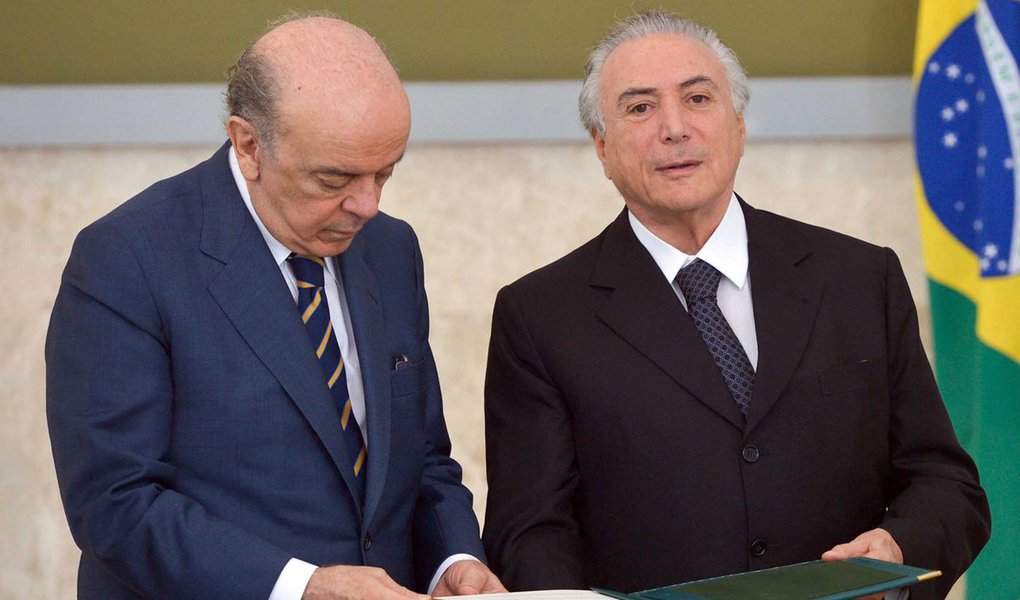 "José Serra não tinha o que propor ao governo. A política externa do governo desapareceu, mais além de conflitos regionais, sem maior expressão internacional. A saída do ministro das Relações Exteriores poderia ser um momento para que o governo mudasse as prioridades e o tom do discurso", diz o colunista do 247 Emir Sader; no entanto, avalia, é mais provável que o governo perca essa oportunidade; "Temer vai discutir com Serra, que por sua vez vai querer emplacar alguém que mantenha a linha pitbull colocada em prática por ele. Aloysio Nunes estaria perfeitamente nesse figurino retrógrado", prevê; Sader acredita que "só um governo eleito pelo povo pode recuperar a soberania perdida" (Foto: Emir Sader) "José Serra não tinha o que propor ao governo. A política externa do governo desapareceu, mais além de conflitos regionais, sem maior expressão internacional. A saída do ministro das Relações Exteriores poderia ser um momento para que o governo mudasse as prioridades e o tom do discurso", diz o colunista do 247 Emir Sader; no entanto, avalia, é mais provável que o governo perca essa oportunidade; "Temer vai discutir com Serra, que por sua vez vai querer emplacar alguém que mantenha a linha pitbull colocada em prática por ele. Aloysio Nunes estaria perfeitamente nesse figurino retrógrado", prevê; Sader acredita que "só um governo eleito pelo povo pode recuperar a soberania perdida"
