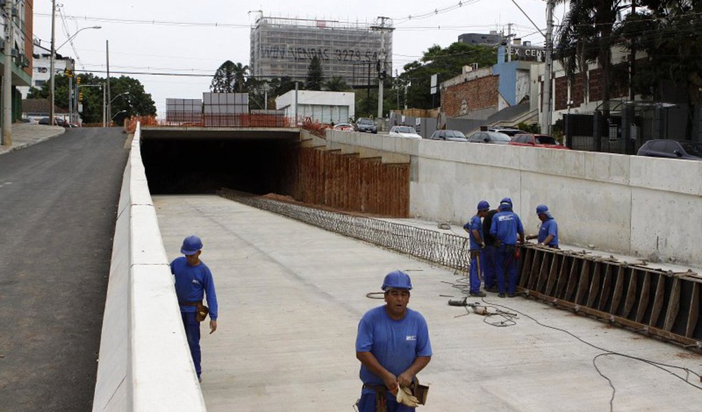 Das 19 obras da Copa do Mundo em Porto Alegre, oito não foram concluídas e duas sequer começaram; o custo total delas é de R$ 640,9 milhões; faltam R$ 236,9 milhões para concluir os trabalhos paralisados e iniciar o que ainda não começou; muitas delas foram interrompidas por falta de dinheiro; em coletiva de imprensa, a prefeitura informou que terá que desembolsar mais de R$ 45 milhões para retomar as obras (Foto: Leonardo Lucena) Das 19 obras da Copa do Mundo em Porto Alegre, oito não foram concluídas e duas sequer começaram; o custo total delas é de R$ 640,9 milhões; faltam R$ 236,9 milhões para concluir os trabalhos paralisados e iniciar o que ainda não começou; muitas delas foram interrompidas por falta de dinheiro; em coletiva de imprensa, a prefeitura informou que terá que desembolsar mais de R$ 45 milhões para retomar as obras