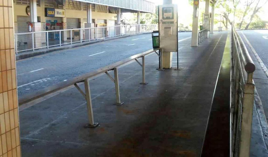 Motoristas e cobradores de ônibus de Belo Horizonte e região metropolitana ameaçam parar as atividades se houver providências contra os incêndios a coletivos que estão sendo registrados na Grande BB; a informação é do Sindicato dos Trabalhadores Rodoviários de Belo Horizonte e Região (STTRBH); de acordo com o presidente do sindicato, Ronaldo Batista, o sindicato pediu uma reunião com a Polícia Militar para próxima segunda-feira (20); este ano, dez veículos fora queimados; sobre o primeiro coletivo a ser queimado na Via 240, Região Norte, a PM havia dito que o incêndio foi um protesto contra maus-tratos sofridos por um comparsa preso (Foto: Leonardo Lucena) Motoristas e cobradores de ônibus de Belo Horizonte e região metropolitana ameaçam parar as atividades se houver providências contra os incêndios a coletivos que estão sendo registrados na Grande BB; a informação é do Sindicato dos Trabalhadores Rodoviários de Belo Horizonte e Região (STTRBH); de acordo com o presidente do sindicato, Ronaldo Batista, o sindicato pediu uma reunião com a Polícia Militar para próxima segunda-feira (20); este ano, dez veículos fora queimados; sobre o primeiro coletivo a ser queimado na Via 240, Região Norte, a PM havia dito que o incêndio foi um protesto contra maus-tratos sofridos por um comparsa preso