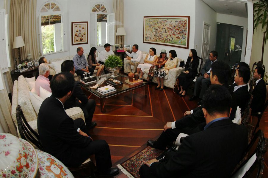 As empresas chinesas que estão em negociação com o governo estadual para investir em projetos estruturantes, como a Ferrovia de Integração Oeste-Leste (Fiol) e o Porto Sul, terão que utilizar mão de obra local durante a construção dos equipamentos; foi o que o governador Rui Costa reafirmou à comitiva de executivos chineses durante a apresentação do Carnaval da Bahia ao grupo, na noite de segunda-feira (27), no circuito Dodô (Barra-Ondina); "No início da nossa conversa, já tinha dito a eles que o modelo utilizado na África, com 100% de aproveitamento da mão de obra chinesa, não nos interessa", disse Rui (Foto: Leonardo Lucena) As empresas chinesas que estão em negociação com o governo estadual para investir em projetos estruturantes, como a Ferrovia de Integração Oeste-Leste (Fiol) e o Porto Sul, terão que utilizar mão de obra local durante a construção dos equipamentos; foi o que o governador Rui Costa reafirmou à comitiva de executivos chineses durante a apresentação do Carnaval da Bahia ao grupo, na noite de segunda-feira (27), no circuito Dodô (Barra-Ondina); "No início da nossa conversa, já tinha dito a eles que o modelo utilizado na África, com 100% de aproveitamento da mão de obra chinesa, não nos interessa", disse Rui
