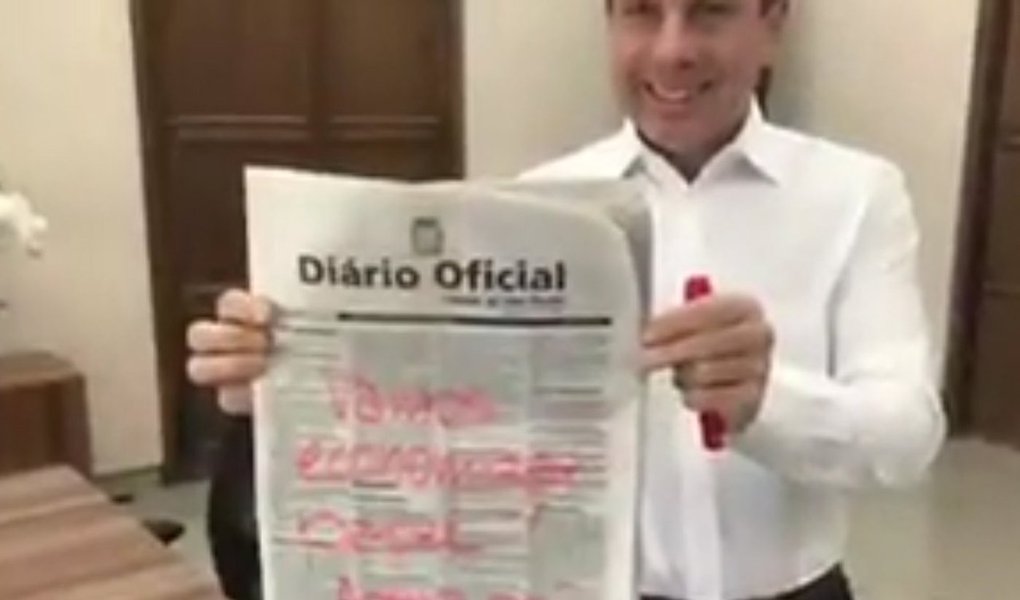 prefeito de São Paulo, João Doria (PSDB), anunciou nesta quarta-feira, 1º, que o Diário Oficial do Município deixará de ser impresso , reforçando a decadência do papel ante à informação digital; "A partir de hoje, teremos a publicação do Diário Oficial da Prefeitura de São Paulo apenas na versão online. Esta mudança trará uma economia de R$ 1,5 milhão de reais ao ano para os cofres públicos", disse Doria em vídeo divulgado em seu Facebook (Foto: Aquiles Lins) prefeito de São Paulo, João Doria (PSDB), anunciou nesta quarta-feira, 1º, que o Diário Oficial do Município deixará de ser impresso , reforçando a decadência do papel ante à informação digital; "A partir de hoje, teremos a publicação do Diário Oficial da Prefeitura de São Paulo apenas na versão online. Esta mudança trará uma economia de R$ 1,5 milhão de reais ao ano para os cofres públicos", disse Doria em vídeo divulgado em seu Facebook