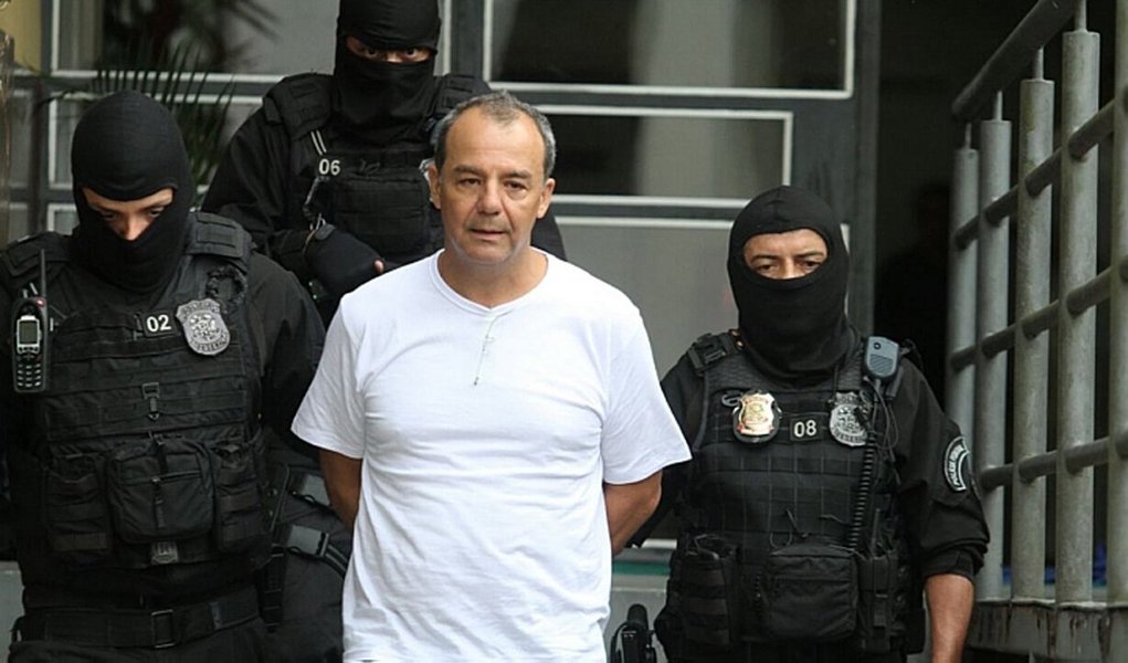 O juiz Marcelo Bretas, da 7ª Vara Criminal do Rio, aceitou a denúncia apresentada pelo MPF-RJ contra o ex-governador Sérgio Cabral por 184 crimes de lavagem de dinheiro; na Lava Jato, esse é o quarto processo contra Cabral, que está preso; de acordo com o MPF, dois doleiros "recebiam dos demais denunciados dinheiro em espécie oriundo dos crimes de corrupção praticados, custodiavam tais recursos em seu escritório e os distribuíam posteriormente para pagamentos de despesas em favor dos membros do grupo criminoso"; a esposa do peemedebista, Adriana Ancelmo, e outras nove pessoas são acusadas de lavar mais de R$ 39 milhões em apenas 10 meses (Foto: Leonardo Lucena) O juiz Marcelo Bretas, da 7ª Vara Criminal do Rio, aceitou a denúncia apresentada pelo MPF-RJ contra o ex-governador Sérgio Cabral por 184 crimes de lavagem de dinheiro; na Lava Jato, esse é o quarto processo contra Cabral, que está preso; de acordo com o MPF, dois doleiros "recebiam dos demais denunciados dinheiro em espécie oriundo dos crimes de corrupção praticados, custodiavam tais recursos em seu escritório e os distribuíam posteriormente para pagamentos de despesas em favor dos membros do grupo criminoso"; a esposa do peemedebista, Adriana Ancelmo, e outras nove pessoas são acusadas de lavar mais de R$ 39 milhões em apenas 10 meses
