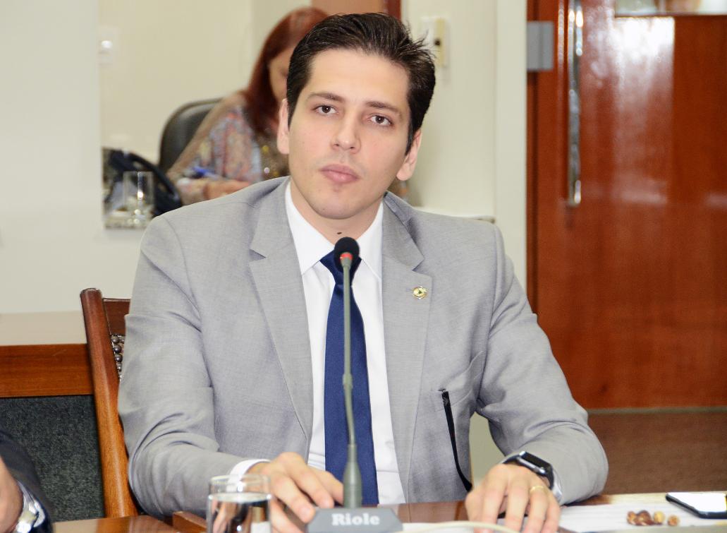 Foi encaminhado para a Comissão de Constituição, Justiça e Redação (CCJ), na sessão desta terça-feira, 21, um projeto de resolução, de autoria do deputado Olyntho Neto (PSDB), propondo a criação de mecanismo de participação popular na tramitação de propostas legislativas, de modo a oferecer ao cidadão possibilidade de consulta e manifestação de opinião sobre todas as matérias que tramitam nesta Casa de Leis; caso seja aprovada a iniciativa, qualquer cidadão poderá, via internet, fazer o seu cadastro para participar dos debates e acompanhar a tramitação das matérias com manifestações favoráveis ou contrárias às propostas parlamentares (Foto: Aquiles Lins) Foi encaminhado para a Comissão de Constituição, Justiça e Redação (CCJ), na sessão desta terça-feira, 21, um projeto de resolução, de autoria do deputado Olyntho Neto (PSDB), propondo a criação de mecanismo de participação popular na tramitação de propostas legislativas, de modo a oferecer ao cidadão possibilidade de consulta e manifestação de opinião sobre todas as matérias que tramitam nesta Casa de Leis; caso seja aprovada a iniciativa, qualquer cidadão poderá, via internet, fazer o seu cadastro para participar dos debates e acompanhar a tramitação das matérias com manifestações favoráveis ou contrárias às propostas parlamentares