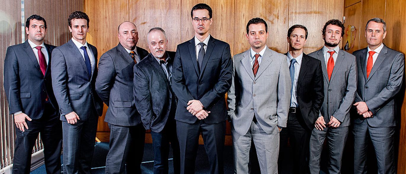Os "não me toques" de Curitiba não se sentem seguros com uma legislação aprovada pelo Congresso Nacional. Eles não se contentam em aplicar as leis, como seria de seu direito. Querem fazer as leis. (Foto: Jose Carlos de Assis) Os "não me toques" de Curitiba não se sentem seguros com uma legislação aprovada pelo Congresso Nacional. Eles não se contentam em aplicar as leis, como seria de seu direito. Querem fazer as leis.