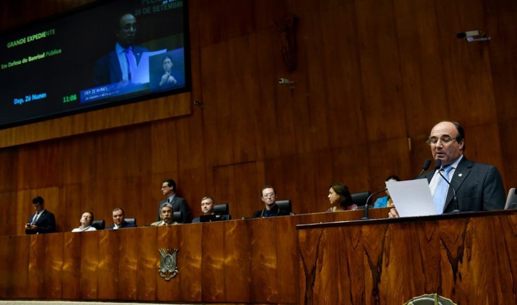 Liderados pelo deputado petista Zé Nunes, parlamentares da base e da oposição ao governo de José Ivo Sartori lançaram a Frente Parlamentar em Defesa de um Banrisul Público; as bancadas de PT, PSol, PC do B, PDT, PTB, mesmo do partido do governador, PMDB, se manifestaram contra a privatização do Banco do Estado do Rio Grande do Sul; a hipótese foi ventilada pelo governo federal, através do presidente do Banco Central, como parte das condições do Plano de Recuperação Fiscal; depois de ter vários pontos vetados pela Câmara na primeira votação, em dezembro, o novo plano foi protocolado no Congresso (Foto: Leonardo Lucena) Liderados pelo deputado petista Zé Nunes, parlamentares da base e da oposição ao governo de José Ivo Sartori lançaram a Frente Parlamentar em Defesa de um Banrisul Público; as bancadas de PT, PSol, PC do B, PDT, PTB, mesmo do partido do governador, PMDB, se manifestaram contra a privatização do Banco do Estado do Rio Grande do Sul; a hipótese foi ventilada pelo governo federal, através do presidente do Banco Central, como parte das condições do Plano de Recuperação Fiscal; depois de ter vários pontos vetados pela Câmara na primeira votação, em dezembro, o novo plano foi protocolado no Congresso