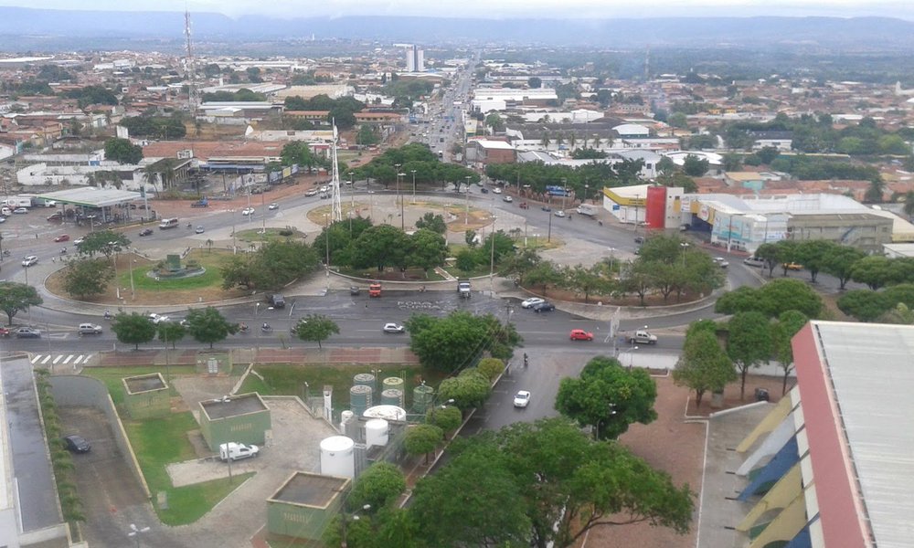 Após a aprovação, no ano passado, da lei que trata do Atlas de Divisas Municipais Georreferenciadas do Estado do Ceará, algumas prefeituras fizeram questionamentos. Entre os questionamentos está a definição de como será o processo para ajuste de limites dos municípios de Juazeiro do Norte, Crato e Barbalha, na Região do Cariri. Ontem, o assunto foi discutido pelo secretário da Casa Civil, Nelson Martins, o secretário adjunto do Gabinete do Governador, Fernando Santana, representantes e técnicos do IPECE e do IBGE, além do deputado estadual Dr. Santana (Foto: Fatima 247) Após a aprovação, no ano passado, da lei que trata do Atlas de Divisas Municipais Georreferenciadas do Estado do Ceará, algumas prefeituras fizeram questionamentos. Entre os questionamentos está a definição de como será o processo para ajuste de limites dos municípios de Juazeiro do Norte, Crato e Barbalha, na Região do Cariri. Ontem, o assunto foi discutido pelo secretário da Casa Civil, Nelson Martins, o secretário adjunto do Gabinete do Governador, Fernando Santana, representantes e técnicos do IPECE e do IBGE, além do deputado estadual Dr. Santana