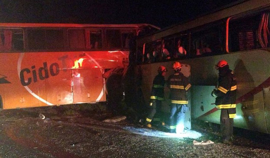 Subiu para oito o número de mortos e para 61 a quantidade de feridos no acidente envolvendo dois ônibus na madrugada desta quinta-feira, 16, no município de Teodoro Sampaio, no oeste paulista; os ônibus viajavam em sentidos opostos na Rodovia General Euclides de Oliveira Figueiredo (SP 563), altura do quilômetro 13, quando se chocaram de frente; de acordo com o Corpo de Bombeiros, um dos ônibus trazia sacoleiros que voltavam do Paraguai para Iturama, em Minas Gerais, e o outro levava estudantes universitários de Teodoro Sampaio (Foto: Aquiles Lins) Subiu para oito o número de mortos e para 61 a quantidade de feridos no acidente envolvendo dois ônibus na madrugada desta quinta-feira, 16, no município de Teodoro Sampaio, no oeste paulista; os ônibus viajavam em sentidos opostos na Rodovia General Euclides de Oliveira Figueiredo (SP 563), altura do quilômetro 13, quando se chocaram de frente; de acordo com o Corpo de Bombeiros, um dos ônibus trazia sacoleiros que voltavam do Paraguai para Iturama, em Minas Gerais, e o outro levava estudantes universitários de Teodoro Sampaio