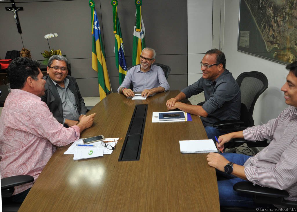 Os salários de fevereiro de todos os servidores da prefeitura de Aracaju (ativos e inativos) serão pagos integralmente, de forma antecipada, nesta sexta-feira (24). O anúncio foi feito pelo prefeito Edvaldo Nogueira, através das suas redes sociais; "Para fazer isso, vamos utilizar todos os recursos do IPTU. Regularizamos assim a folha de pagamento dos servidores que estava atrasada desde o governo passado", publicou o prefeito (Foto: Gisele Federicce) Os salários de fevereiro de todos os servidores da prefeitura de Aracaju (ativos e inativos) serão pagos integralmente, de forma antecipada, nesta sexta-feira (24). O anúncio foi feito pelo prefeito Edvaldo Nogueira, através das suas redes sociais; "Para fazer isso, vamos utilizar todos os recursos do IPTU. Regularizamos assim a folha de pagamento dos servidores que estava atrasada desde o governo passado", publicou o prefeito