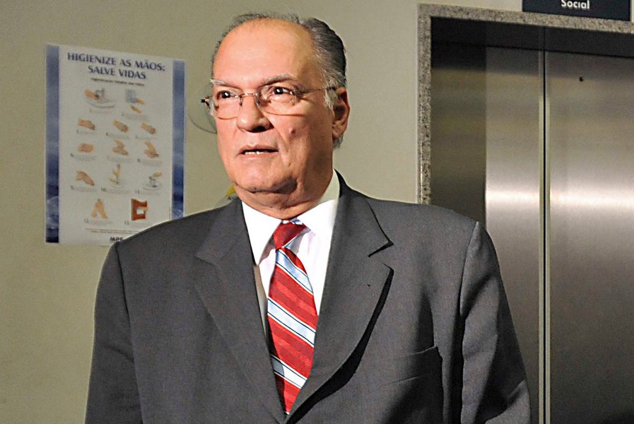 O ministro da Cultura, Roberto Freire, voltou a atacar o escritor Raduan Nassar, um dos maiores autores em língua portuguesa, depois que o escritor denunciou o golpe, ao receber o Prêmio Camões; "O governo não poderia ficar calado. Quem fala o que quer ouve o que não quer", diz Freire em entrevista à Folha de São Paulo: segundo o ministro, a entrega da maior honraria da literatura em língua portuguesa a um "adversário político" é prova de que o governo de Michel Temer "não é ilegítimo" (Foto: Romulo Faro) O ministro da Cultura, Roberto Freire, voltou a atacar o escritor Raduan Nassar, um dos maiores autores em língua portuguesa, depois que o escritor denunciou o golpe, ao receber o Prêmio Camões; "O governo não poderia ficar calado. Quem fala o que quer ouve o que não quer", diz Freire em entrevista à Folha de São Paulo: segundo o ministro, a entrega da maior honraria da literatura em língua portuguesa a um "adversário político" é prova de que o governo de Michel Temer "não é ilegítimo"