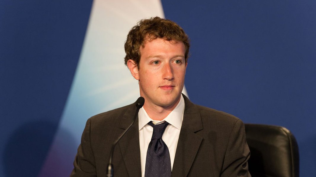 Fundador do Facebook escreveu um longo texto em seu perfil direcionado aos usuários da rede social para mostrar sua visão de mundo e defender a globalização e a ideia de uma "comunidade global" sustentada pelo Facebook; "Nossas maiores oportunidades são globais – como espalhar a prosperidade e a liberdade, promover a paz e a compreensão, tirar as pessoas da pobreza e acelerar a ciência. Nossos grandes desafios também exigem respostas globais – como acabar com o terrorismo, lutar contra as mudanças climáticas e prevenir pandemias. O progresso agora exige que a humanidade se una, não como cidades ou nações, mas como uma comunidade global", escreveu Zuckerberg (Foto: Aquiles Lins) Fundador do Facebook escreveu um longo texto em seu perfil direcionado aos usuários da rede social para mostrar sua visão de mundo e defender a globalização e a ideia de uma "comunidade global" sustentada pelo Facebook; "Nossas maiores oportunidades são globais – como espalhar a prosperidade e a liberdade, promover a paz e a compreensão, tirar as pessoas da pobreza e acelerar a ciência. Nossos grandes desafios também exigem respostas globais – como acabar com o terrorismo, lutar contra as mudanças climáticas e prevenir pandemias. O progresso agora exige que a humanidade se una, não como cidades ou nações, mas como uma comunidade global", escreveu Zuckerberg