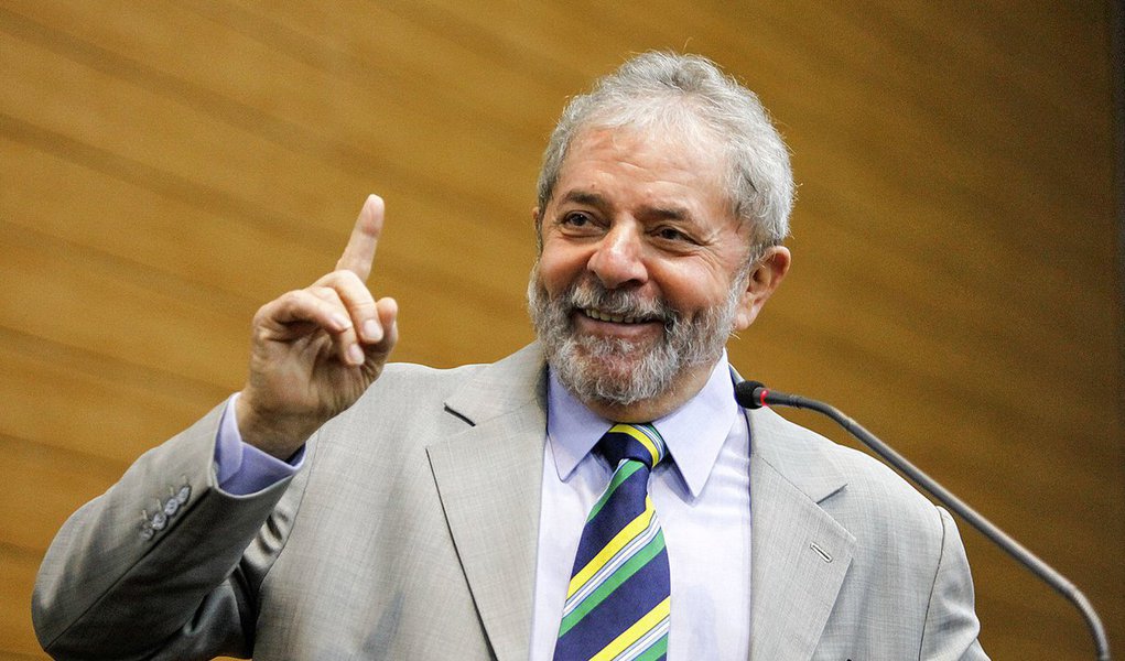 "Estimulado por grandes personalidades e apoiado por um partido que dá sinais de recuperar a força militante, em conversas reservadas Lula tem deixado claro que está inteiramente convencido de que deve assumir a candidatura presidencial de uma vez por todas", escreve Paulo Moreira Leite, articulista do 247; "Com a autoridade de quem lidera todas as pesquisas eleitorais em função do reconhecimento popular pelo crescimento econômico e distribuição de renda, a ideia é discutir propostas que possam ajudar o Brasil a vencer a pavorosa crise em que se encontra e retomar o crescimento", diz ele; para PML, no Brasil de 2017, a candidatura Lula encontra-se no ponto de encruzilhada do momento político (Foto: Paulo Moreira Leite) "Estimulado por grandes personalidades e apoiado por um partido que dá sinais de recuperar a força militante, em conversas reservadas Lula tem deixado claro que está inteiramente convencido de que deve assumir a candidatura presidencial de uma vez por todas", escreve Paulo Moreira Leite, articulista do 247; "Com a autoridade de quem lidera todas as pesquisas eleitorais em função do reconhecimento popular pelo crescimento econômico e distribuição de renda, a ideia é discutir propostas que possam ajudar o Brasil a vencer a pavorosa crise em que se encontra e retomar o crescimento", diz ele; para PML, no Brasil de 2017, a candidatura Lula encontra-se no ponto de encruzilhada do momento político