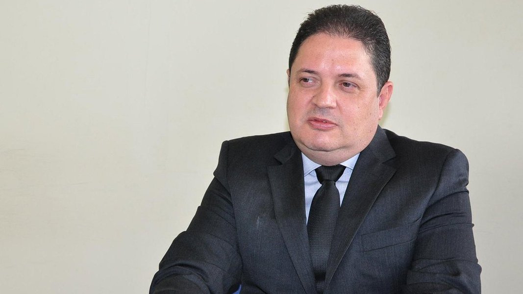 O secretário estadual da Fazenda, Paulo Antenor de Oliveira, afirma que as sinalizações para o ano são boas, com a modernização de sistemas da pasta e, principalmente, porque o estado tentará obter R$ 2,5 bilhões dos contribuintes inseridos na dívida ativa; de acordo com o titular da pasta, após o governador Marcelo Miranda, a saúde financeira do Tocantins saiu do quadro de “gravíssimo" e hoje é “grave”. “Piorar não vai, mas ainda é muito delicado”, disse (Foto: Leonardo Lucena) O secretário estadual da Fazenda, Paulo Antenor de Oliveira, afirma que as sinalizações para o ano são boas, com a modernização de sistemas da pasta e, principalmente, porque o estado tentará obter R$ 2,5 bilhões dos contribuintes inseridos na dívida ativa; de acordo com o titular da pasta, após o governador Marcelo Miranda, a saúde financeira do Tocantins saiu do quadro de “gravíssimo" e hoje é “grave”. “Piorar não vai, mas ainda é muito delicado”, disse