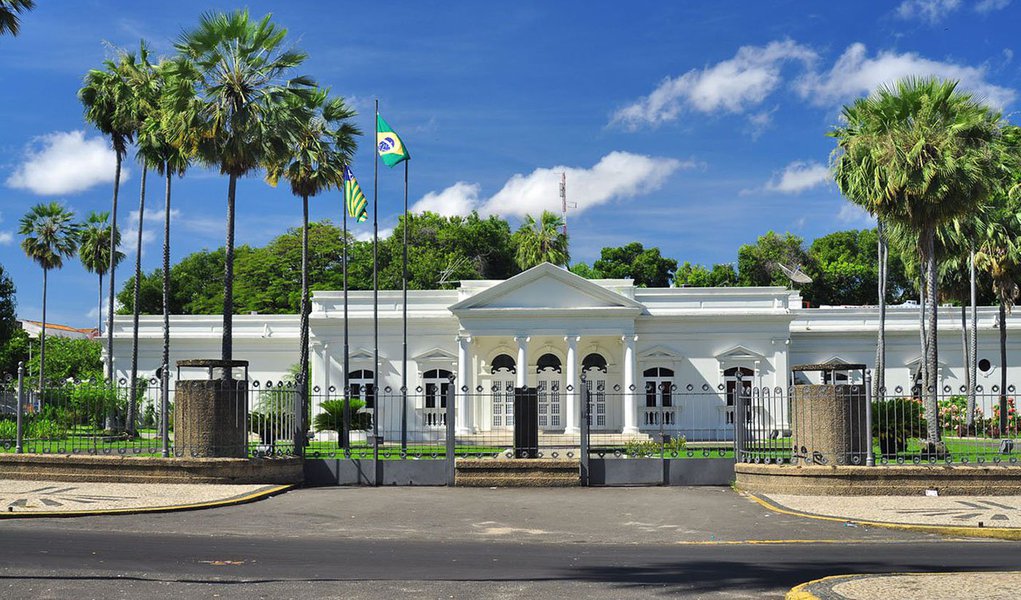 Na contramão da recessão econômica que afeta os estados brasileiros, o Piauí é um dos poucos que mantém o equilíbrio fiscal nas contas públicas; atualmente, no cenário nacional, só dois estados conseguiram fazer essa organização financeira: o Piauí e o Espírito Santo, de acordo com a assessoria de imprensa do governo estadual; no ano passado, o governo piauiense iniciou um processo de enxugamento da máquina pública que gerou corte na folha de pagamento e uma economia de R$ 22 milhões para o Estado; também em 2016, o pagamento em dia do 13º para os servidores estaduais injetou cerca de R$ 200 milhões na economia do Piauí (Foto: Leonardo Lucena) Na contramão da recessão econômica que afeta os estados brasileiros, o Piauí é um dos poucos que mantém o equilíbrio fiscal nas contas públicas; atualmente, no cenário nacional, só dois estados conseguiram fazer essa organização financeira: o Piauí e o Espírito Santo, de acordo com a assessoria de imprensa do governo estadual; no ano passado, o governo piauiense iniciou um processo de enxugamento da máquina pública que gerou corte na folha de pagamento e uma economia de R$ 22 milhões para o Estado; também em 2016, o pagamento em dia do 13º para os servidores estaduais injetou cerca de R$ 200 milhões na economia do Piauí