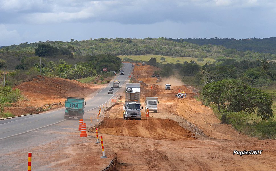 O ministério dos Transportes, Portos e Aviação Civil assinou ordem de serviço para a retomada das obras de duplicação da BR-101, em Alagoas, nos lotes 4 e 5; contrato foi assinado na sede do órgão, em Brasília, na presença do governador Renan Filho; os lotes compreendem trechos entre as cidades de Rio Largo, São Miguel dos Campos e Teotônio Vilela, totalizando 78,1 km de extensão (Foto: Voney Malta) O ministério dos Transportes, Portos e Aviação Civil assinou ordem de serviço para a retomada das obras de duplicação da BR-101, em Alagoas, nos lotes 4 e 5; contrato foi assinado na sede do órgão, em Brasília, na presença do governador Renan Filho; os lotes compreendem trechos entre as cidades de Rio Largo, São Miguel dos Campos e Teotônio Vilela, totalizando 78,1 km de extensão