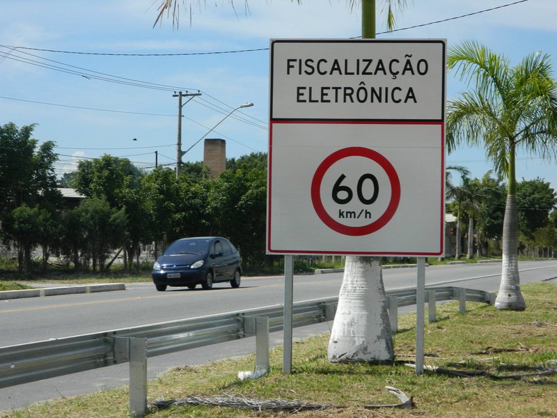 Já está em funcionamento a fase a fiscalização eletrônica em algumas avenidas de Maceió, mas em fase educativa, ou seja, sem multas para os condutores infratores; apenas a partir da próxima semana é que as multas serão aplicadas em quem for flagrado pelos pardais transitando fora dos limites de velocidade; também haverá intensificação na fiscalização da faixa exclusiva para ônibus (Foto: Voney Malta) Já está em funcionamento a fase a fiscalização eletrônica em algumas avenidas de Maceió, mas em fase educativa, ou seja, sem multas para os condutores infratores; apenas a partir da próxima semana é que as multas serão aplicadas em quem for flagrado pelos pardais transitando fora dos limites de velocidade; também haverá intensificação na fiscalização da faixa exclusiva para ônibus