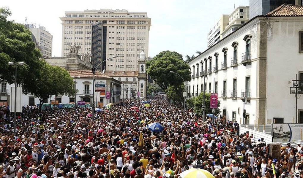 Em um dos palcos mais tradicionais do carnaval brasileiro, cerca de 450 blocos realizam mais de 570 desfiles pelas ruas de todas as regiões do Rio de Janeiro até terça-feira, 28, com programação que vai desde a manhã, em especial para os blocos infantis, até as 22h; no centro do capital fluminense, os destaques são os blocos tradicionais, como o Carmelitas e o Cordão do Bola Preta; na zona sul, blocos como Simpatia é Quase Amor, Bangalafumenga e Banda de Ipanema estão entre os que devem atrair multidões; confira horários e locais de concentração dos blocos nos quatro dias de carnaval no Rio (Foto: Aquiles Lins) Em um dos palcos mais tradicionais do carnaval brasileiro, cerca de 450 blocos realizam mais de 570 desfiles pelas ruas de todas as regiões do Rio de Janeiro até terça-feira, 28, com programação que vai desde a manhã, em especial para os blocos infantis, até as 22h; no centro do capital fluminense, os destaques são os blocos tradicionais, como o Carmelitas e o Cordão do Bola Preta; na zona sul, blocos como Simpatia é Quase Amor, Bangalafumenga e Banda de Ipanema estão entre os que devem atrair multidões; confira horários e locais de concentração dos blocos nos quatro dias de carnaval no Rio