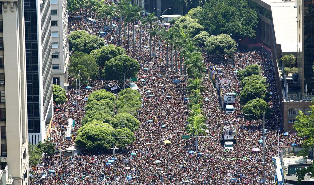 De acordo com o calendário oficial, o carnaval Rio de Janeiro 2017 começou neste sábado (25) e vai até 1º de março; no período, mais de quatrocentos blocos tomarão as ruas cariocas; fique atento e não deixe de curtir a festa; confira abaixo a agenda de alguns dos blocos de rua e escolas de samba para este domingo (26) de carnaval (Foto: Leonardo Lucena) De acordo com o calendário oficial, o carnaval Rio de Janeiro 2017 começou neste sábado (25) e vai até 1º de março; no período, mais de quatrocentos blocos tomarão as ruas cariocas; fique atento e não deixe de curtir a festa; confira abaixo a agenda de alguns dos blocos de rua e escolas de samba para este domingo (26) de carnaval